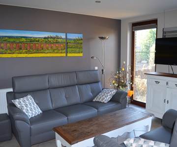 Salon chaleureux du Gîte Le Cristal à Beauraing, gîte rural en Famenne idéal pour les séjours randonnée et vélo aux portes des Ardennes.