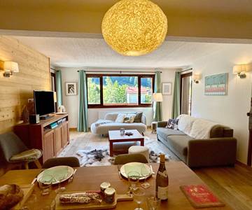 Grand séjour cuisine avec vue dégagée sur les montagnes