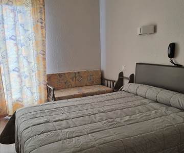 Chambre grand lit Hotel Ambeille 2