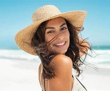 Jolie fille bronzée souriante