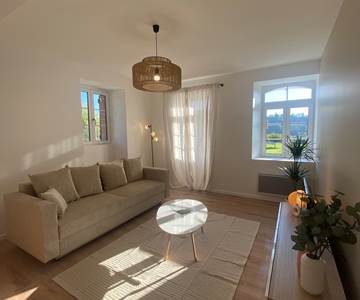 salon-lumineux-appartement-cambo-les-bains-location.jpg