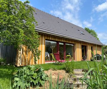 La partie de gauche (= grande baie vitrée) de notre maison vous est dédiée, vous avez une entrée indépendante.