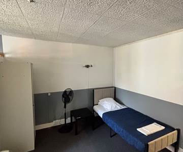 Chambre individuelle, Spacieuse, Lit confortable, vue sur rue calme, douche