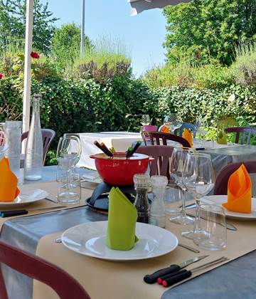A partir de juin, table d'hôtes au jardin, Le Ranch des Lacs Chambres d'hôtes et Table d'hôtes.