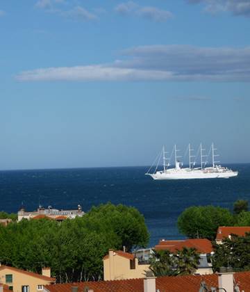 Vue mer : balcon des chambres en façade de l'Hôtel Ambeille