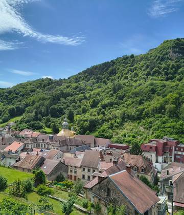 Vue depuis les hauteurs sur la ville de Salins les Bains