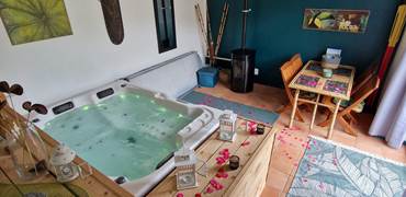 Séjour avec poêle a granulé et jacuzzi privatif