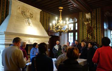 Photo de groupe dans la salle de chasse