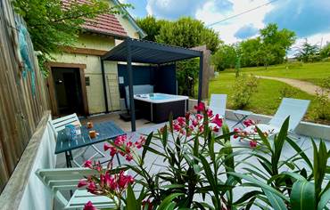 terrasse-spa-privatif-parc-studio-tournesol-Dordogne
