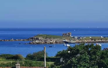 Vue imprenable sur la Baie de Porspaul depuis la terrasse du Lodge à Plouarzel, parfaite pour un séjour romantique en Bretagne
