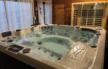 Espace bien-être dans véranda avec Spa (6 places) et Sauna