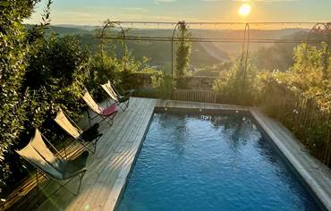 Piscine avec vue panoramique sur la Dordogne