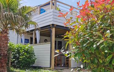 Lodge avec double terrasse entouré de verdure à Plouarzel, parfait pour un long séjour en couple en Bretagne