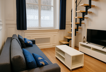 Salon avec un bel escalier en spirale, la chaleur du bois pour une ambiance montagnarde