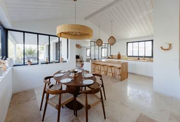 Villa Bleu Baya cuisine toute équipée table à manger pour 10 pax