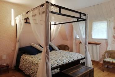 Les bois de Saint-Auvent, chambre les oiseaux, grand lit