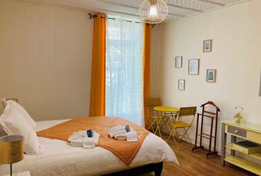 La chambre avec sa sortie sur jardin