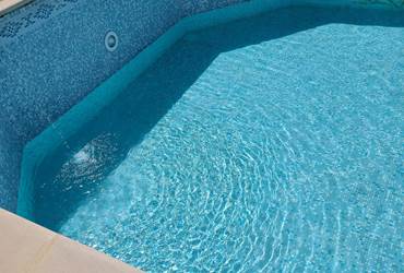 Piscine en cours de remplissage