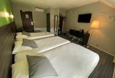 Chambre Triple Climatisée - 3 Lits Simples