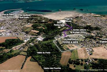 Vue aérienne situant le Glamping Terre & Mer à Binic-Étables-sur-Mer (Côtes-d'Armor), entouré de bois et de champs. La plage du Moulin est à 600 m par un sentier piéton ; les ports de Saint-Quay-Portrieux et de Binic, les commerces et la zone commerciale sont à proximité.