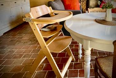chaise  bébé disponible