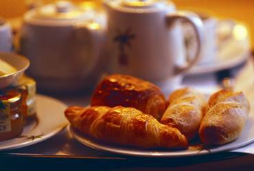 Plateau petit-déjeuner servi en cabane