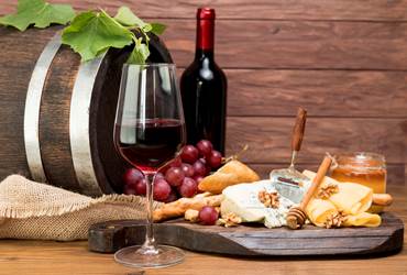 Ardoise à partager avec une bouteille de vin local-2