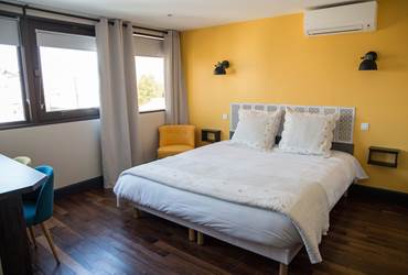 Chambre principale du logement familial L1