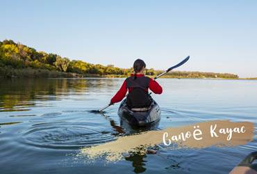 Canoë à disposition au bord du lac