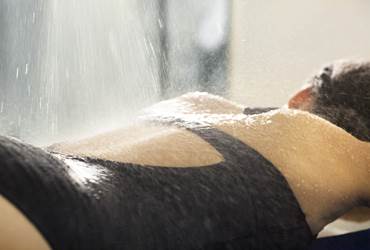 Modelage sous ondée thermale aux Thermes de Gréoux