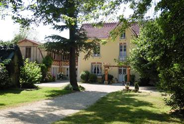 La maison depuis le chemin d'accès