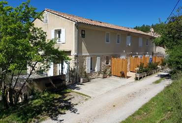 Les gîtes de Moussan - Montbrun Les Bains - Vue d'ensemble bâtiment gîte
