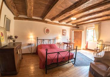 Chambre Familiale Bois avec 1 lit double, 1 lit simple, salle de bain et wc privatifs