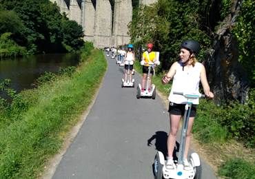 Equipe en circulation , bord de Rance , viaduc de Dinan.
