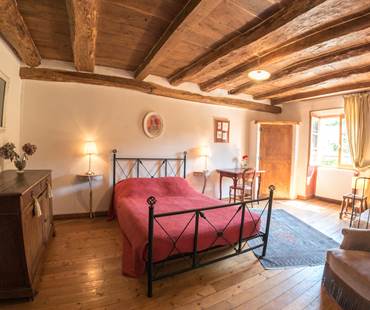 Chambre Familiale Bois avec 1 lit double, 1 lit simple, salle de bain et wc privatifs