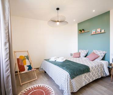 Chambre confortable avec lit queen size