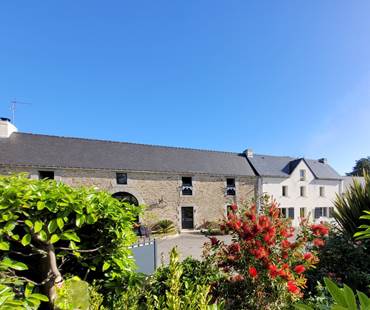 Façade longère, partie blanche réservée aux propriétaires