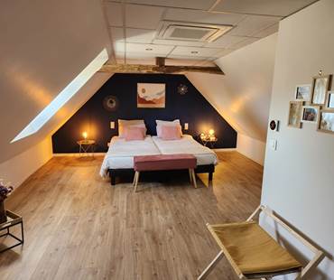La grande chambre avec deux lits simples