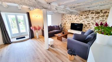 salon-cosy-murs-pierre-gite-le-cottage-location-lauragaise.jpg