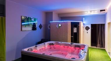 Sauna et spa en rez de jardin du château depuis les chambres par l'ascenseur