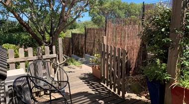 La petite terrasse s'ouvre sur le vieil amandier