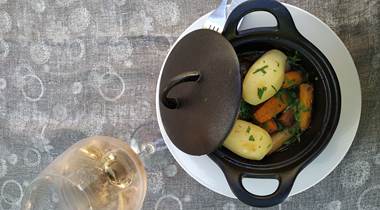 Marmite de viande avec les légumes de saison