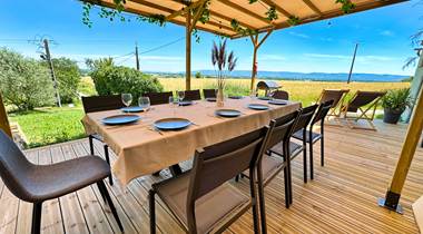 gite-le-cottage-terrasse-vue-montagne-noire-repas.jpg