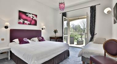 Chambre Gentilhommière 22 en rez de jardin 2 à 3 personnes côté piscine