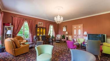 Salon bar bibliothèque au château