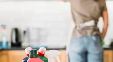 femme-floue-a-l-aide-de-plumeau-moelleux