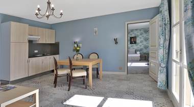 Gîte Junior Suite Gentilhommière 24 - 25 cuisine séjour et canapé-lit 2 couchages - balcon vue parc