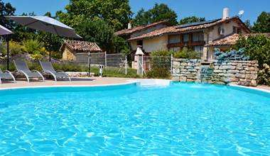 Piscine, cascade et transats gris