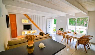 Séjour, vue terrasse - Gîte Blanc Coton