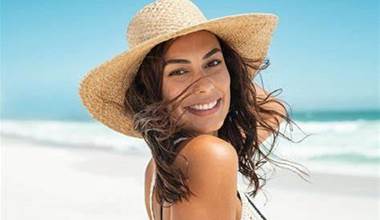 Jolie fille bronzée souriante